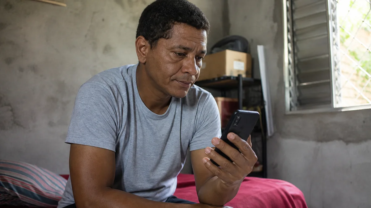 Trabalhador recebe convocação de trabalho intermitente no celular com antecedência