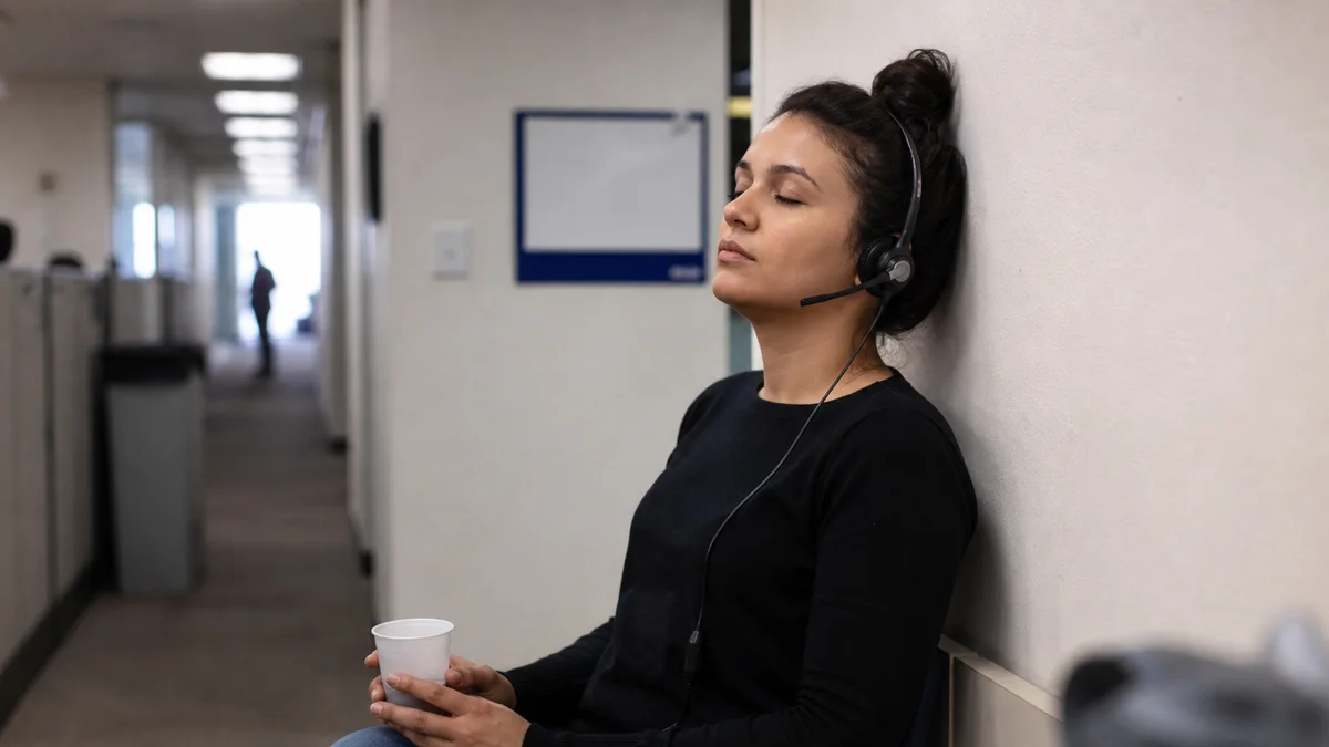 Operadora de telemarketing faz pausa obrigatória fora do posto de atendimento
