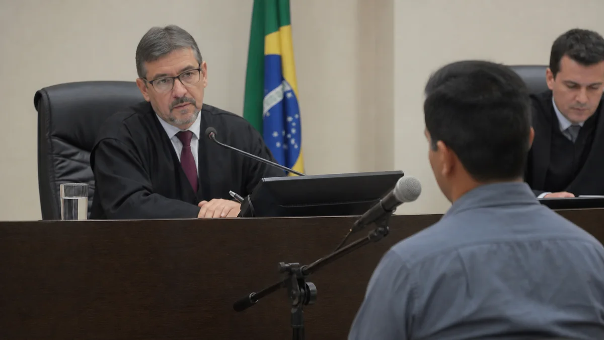 Audiência trabalhista com juiz ouvindo depoimento de testemunha à mesa formal