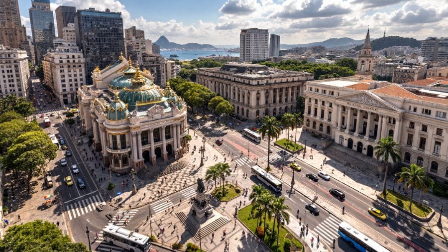 Vista aérea da Cinelândia no Centro do Rio de Janeiro com prédios históricos durante o dia