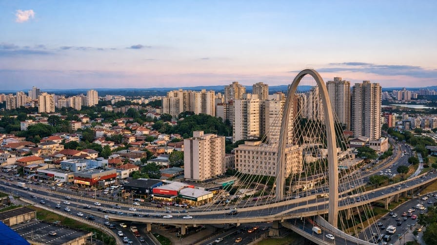 Vista aérea da região do bairro Méier com comércio e vias movimentadas no Rio de Janeiro