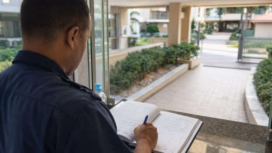Vista aérea do bairro Recreio dos Bandeirantes no Rio de Janeiro com prédios residenciais e ruas arborizadas.