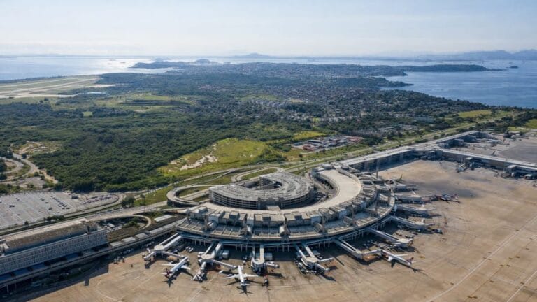 Vista aérea do Aeroporto do Galeão no Rio de Janeiro com terminais, pistas e aviões estacionados